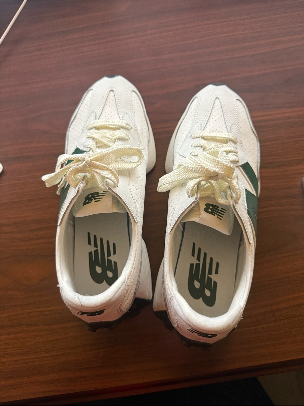 New Balance 327 sneakers in a white and green colorway - Picture 2 of 6